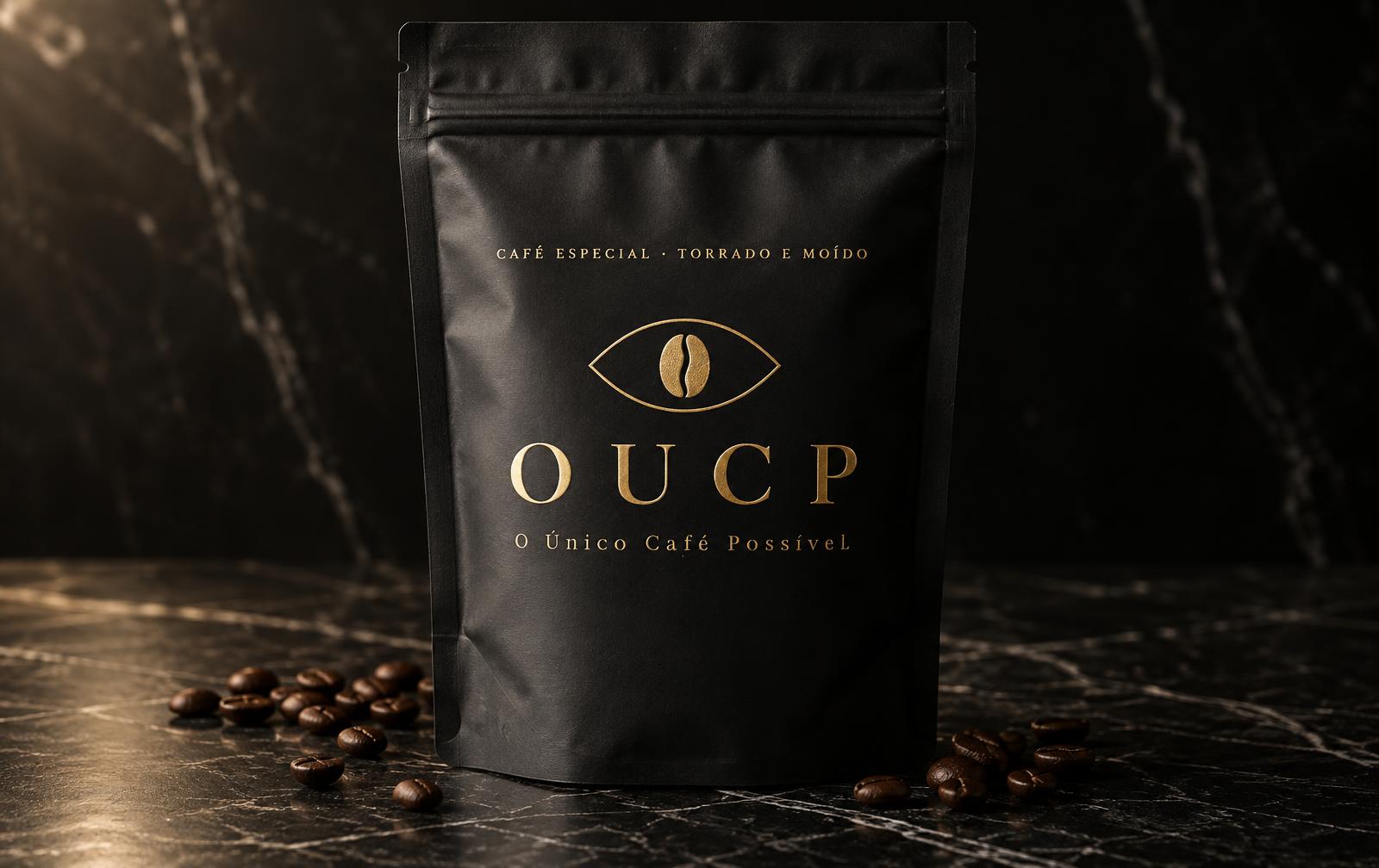 Pacote preto OUCP sobre mármore com grãos de café